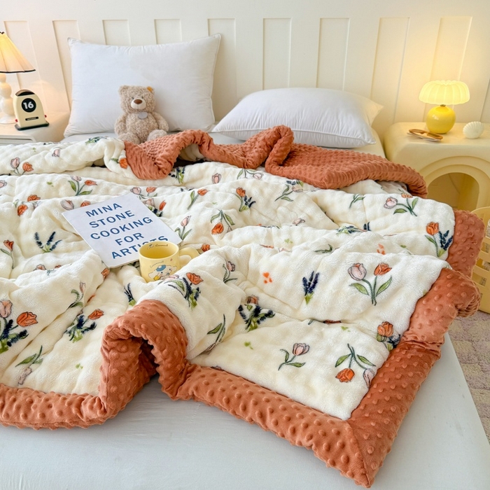 91家纺网 家纺一手货源 找家纺 宜梦家居 2025新款獭兔绒三层夹棉加厚豆豆棉被子被芯 郁金香