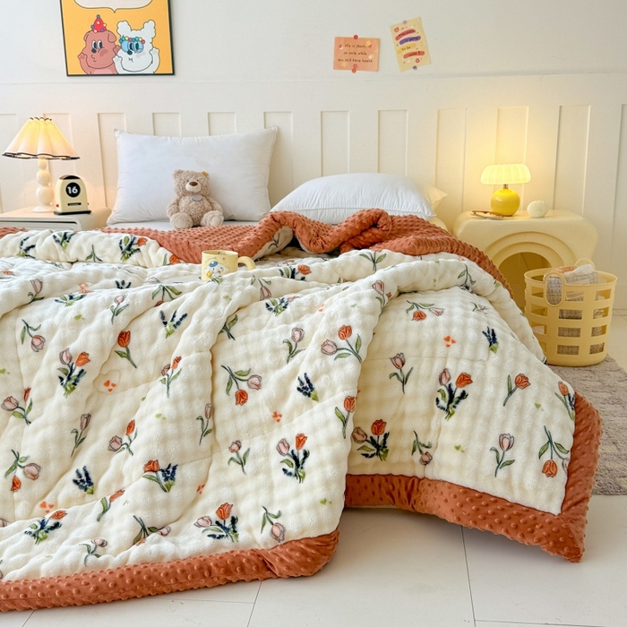 91家纺网 家纺一手货源 找家纺 宜梦家居 2025新款獭兔绒三层夹棉加厚豆豆棉被子被芯 郁金香