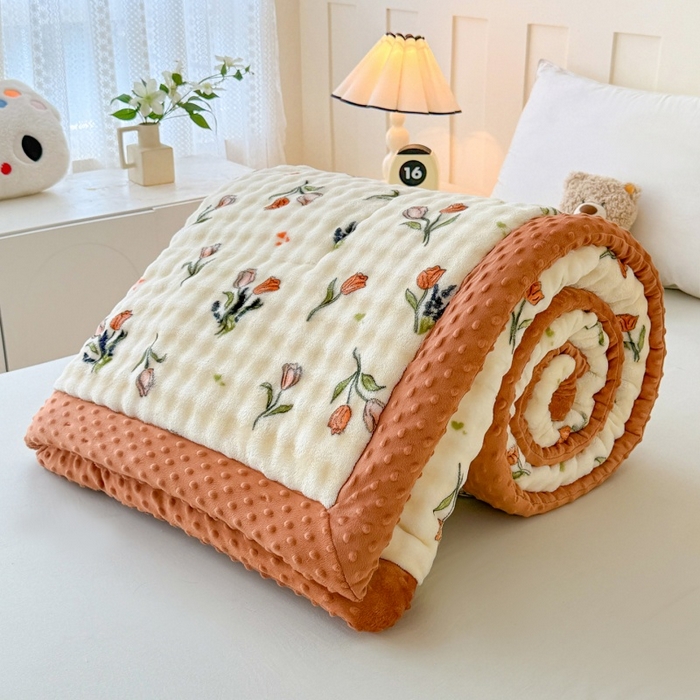 91家纺网 家纺一手货源 找家纺 宜梦家居 2025新款獭兔绒三层夹棉加厚豆豆棉被子被芯 郁金香