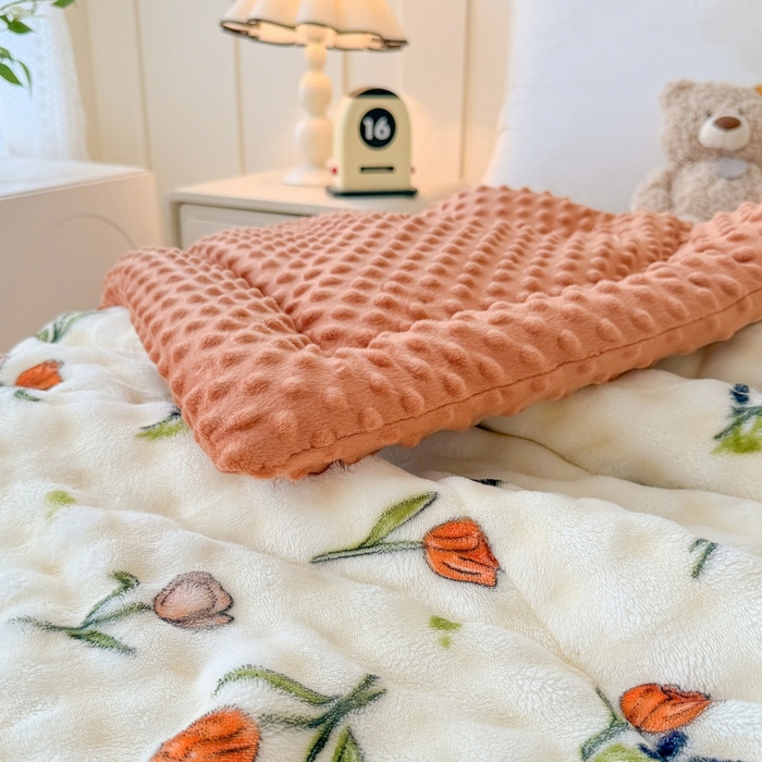 91家纺网 家纺一手货源 找家纺 宜梦家居 2025新款獭兔绒三层夹棉加厚豆豆棉被子被芯 郁金香