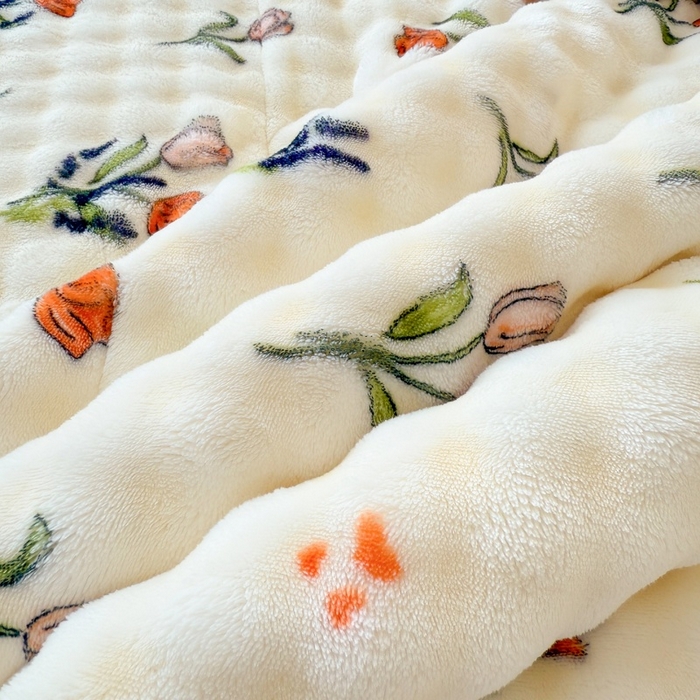 91家纺网 家纺一手货源 找家纺 宜梦家居 2025新款獭兔绒三层夹棉加厚豆豆棉被子被芯 郁金香