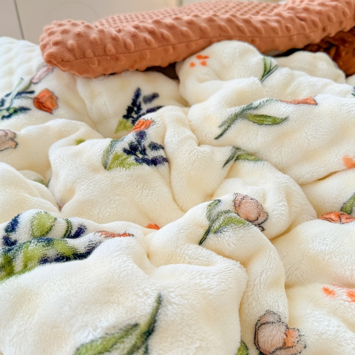 91家纺网 家纺一手货源 找家纺 宜梦家居 2025新款獭兔绒三层夹棉加厚豆豆棉被子被芯 郁金香