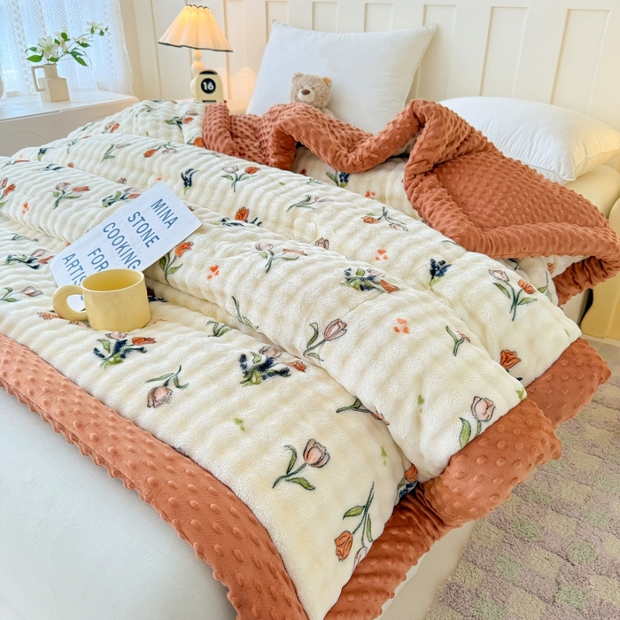 91家纺网 家纺一手货源 找家纺 宜梦家居 2025新款獭兔绒三层夹棉加厚豆豆棉被子被芯 郁金香