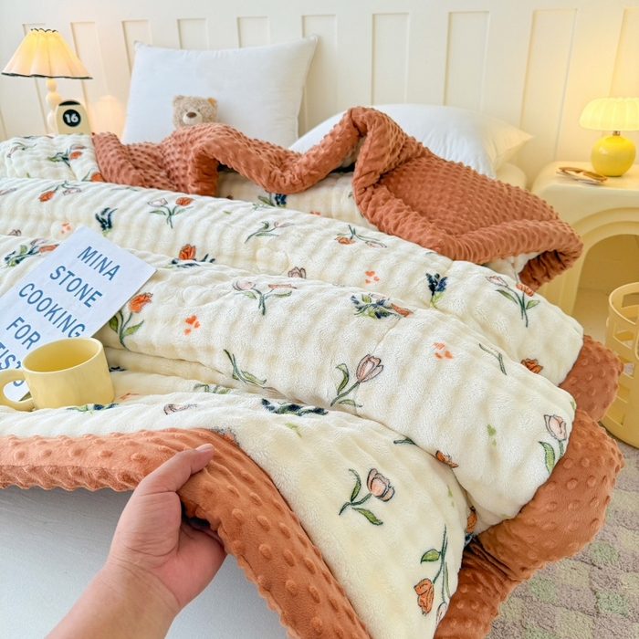 91家纺网 家纺一手货源 找家纺 宜梦家居 2025新款獭兔绒三层夹棉加厚豆豆棉被子被芯 郁金香