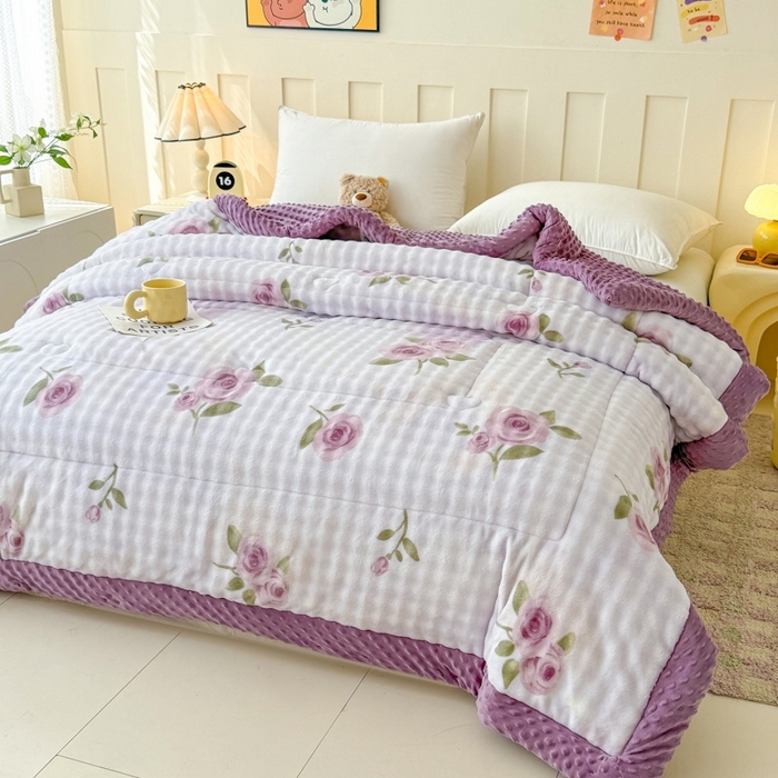 91家纺网 家纺一手货源 找家纺 宜梦家居 2025新款獭兔绒三层夹棉加厚豆豆棉被子被芯 紫花