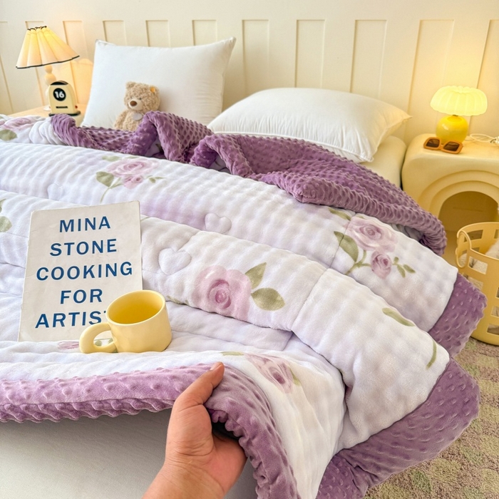 91家纺网 家纺一手货源 找家纺 宜梦家居 2025新款獭兔绒三层夹棉加厚豆豆棉被子被芯 紫花