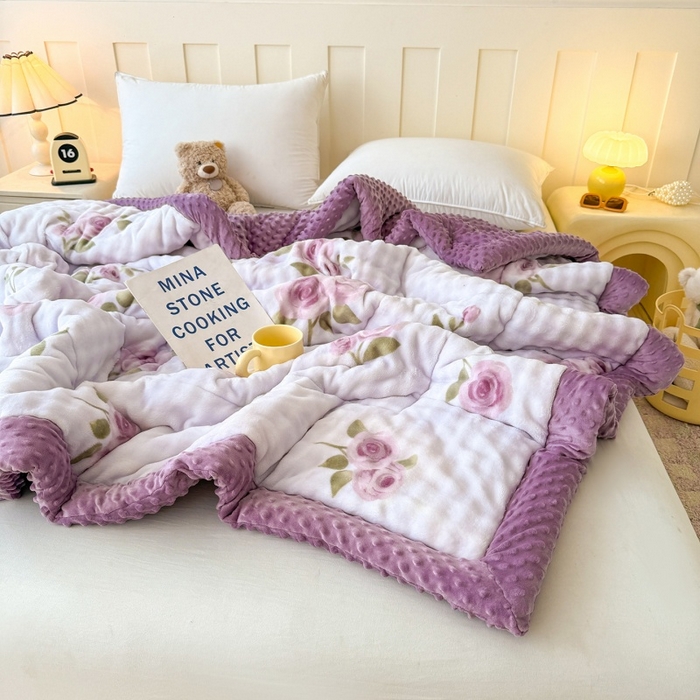 91家纺网 家纺一手货源 找家纺 宜梦家居 2025新款獭兔绒三层夹棉加厚豆豆棉被子被芯 紫花