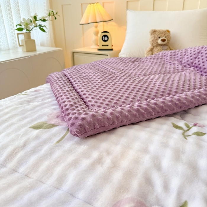 91家纺网 家纺一手货源 找家纺 宜梦家居 2025新款獭兔绒三层夹棉加厚豆豆棉被子被芯 紫花