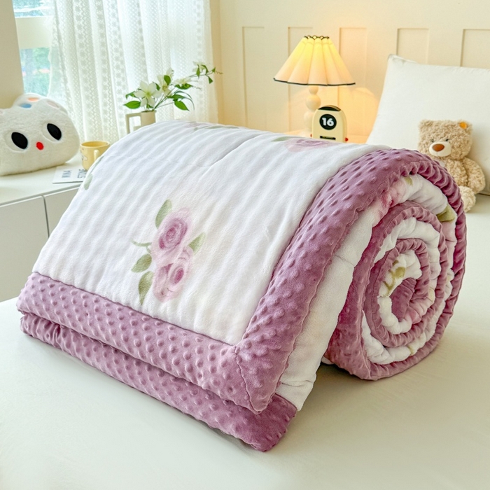 91家纺网 家纺一手货源 找家纺 宜梦家居 2025新款獭兔绒三层夹棉加厚豆豆棉被子被芯 紫花