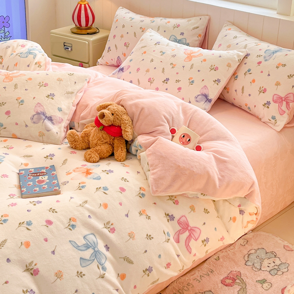 91家纺网 家纺一手货源 找家纺 佳汐蓝家纺 2025新款190克高克重牛奶绒印花四件套 羽蝶舞+奶油粉