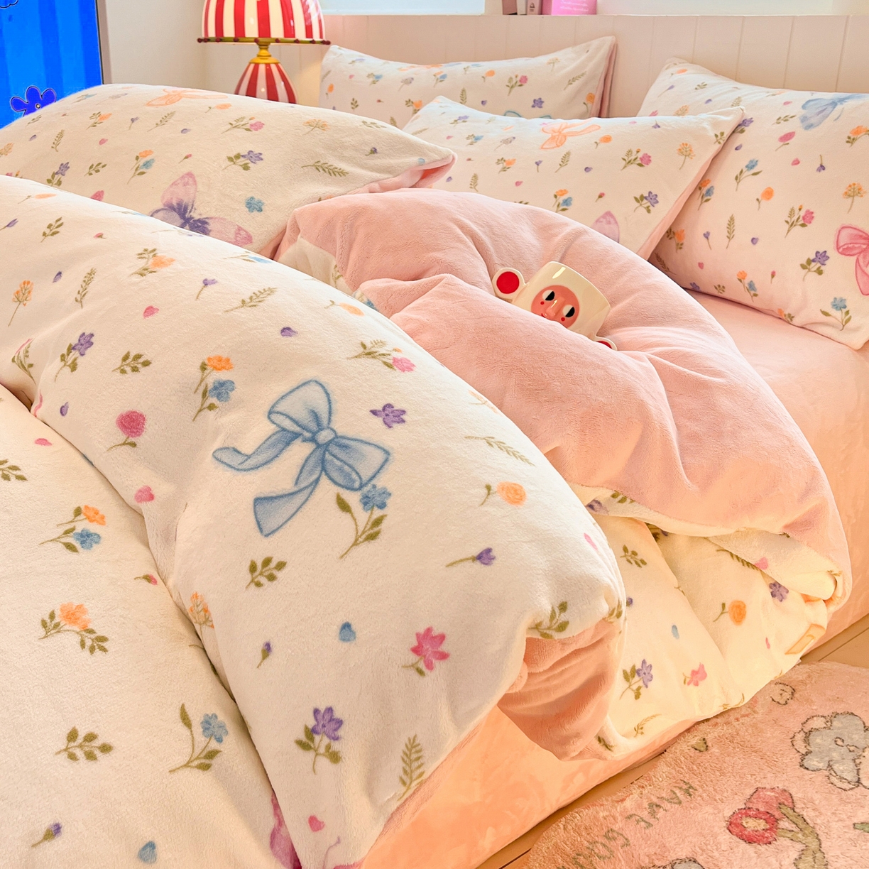 91家纺网 家纺一手货源 找家纺 佳汐蓝家纺 2025新款190克高克重牛奶绒印花四件套 羽蝶舞+奶油粉