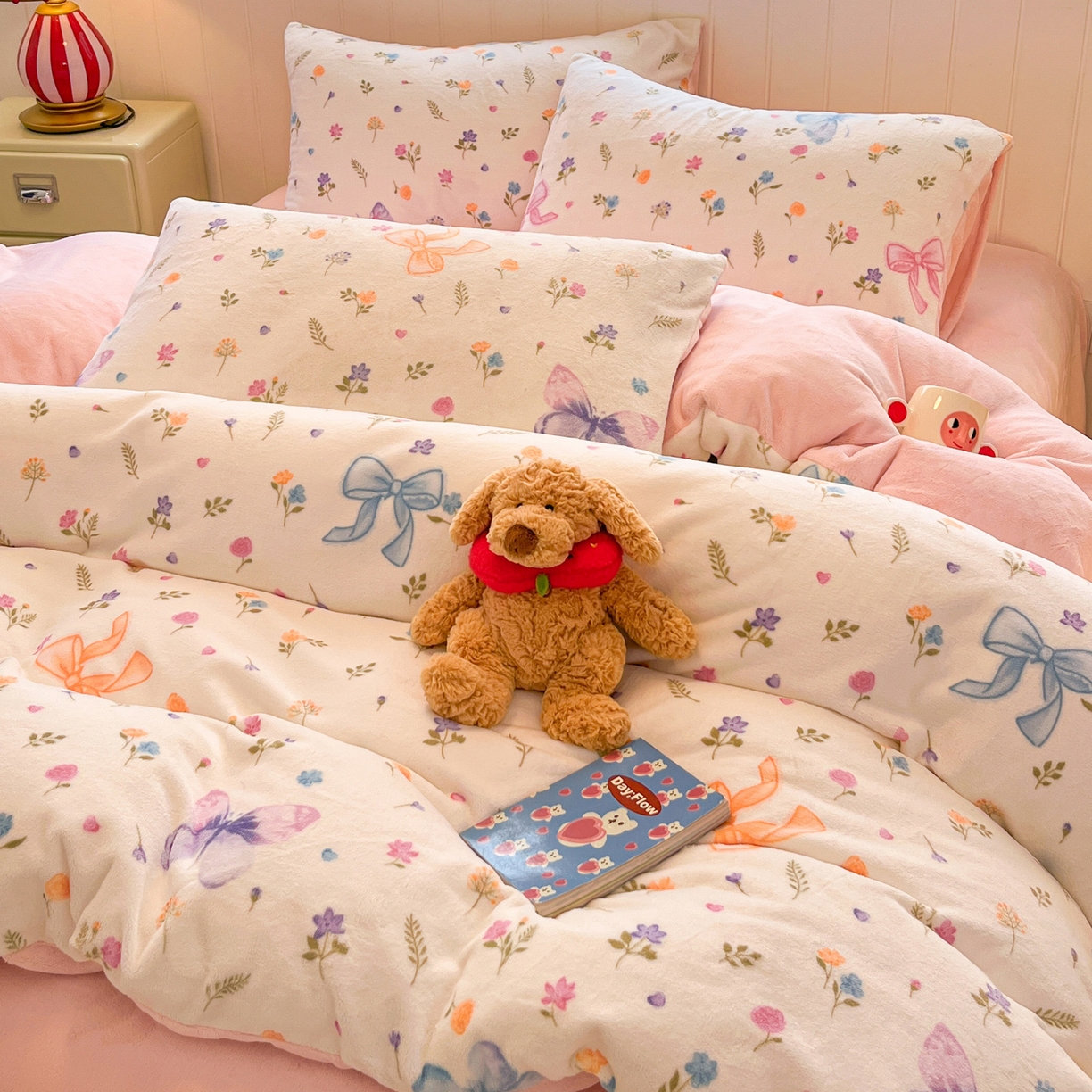 91家纺网 家纺一手货源 找家纺 佳汐蓝家纺 2025新款190克高克重牛奶绒印花四件套 羽蝶舞+奶油粉