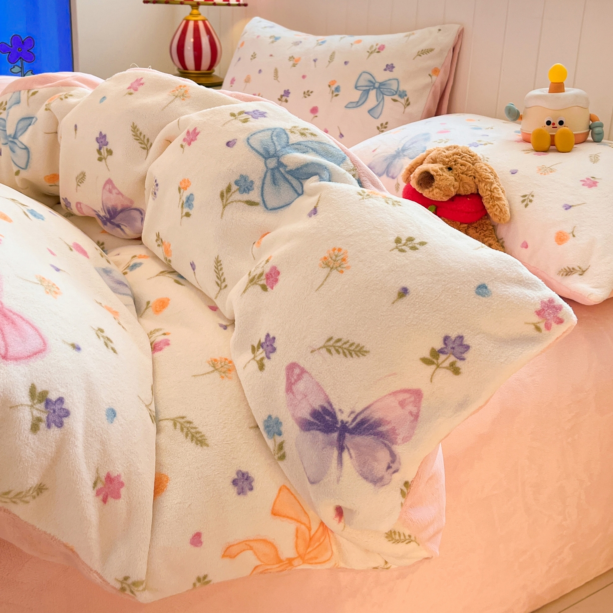 91家纺网 家纺一手货源 找家纺 佳汐蓝家纺 2025新款190克高克重牛奶绒印花四件套 羽蝶舞+奶油粉