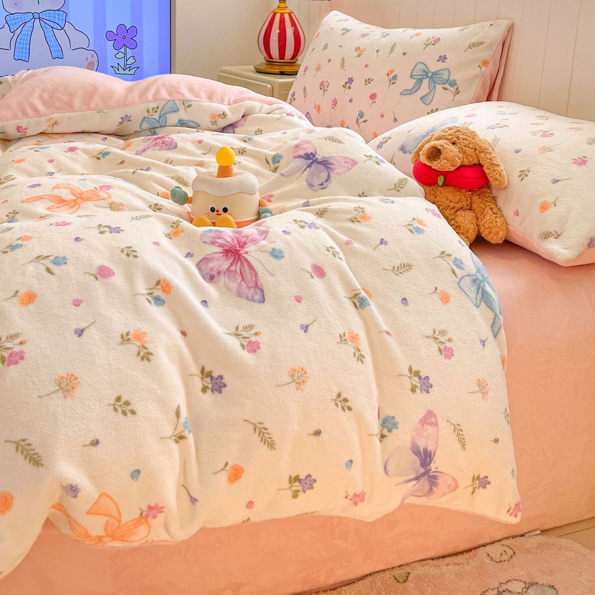 91家纺网 家纺一手货源 找家纺 佳汐蓝家纺 2025新款190克高克重牛奶绒印花四件套 羽蝶舞+奶油粉