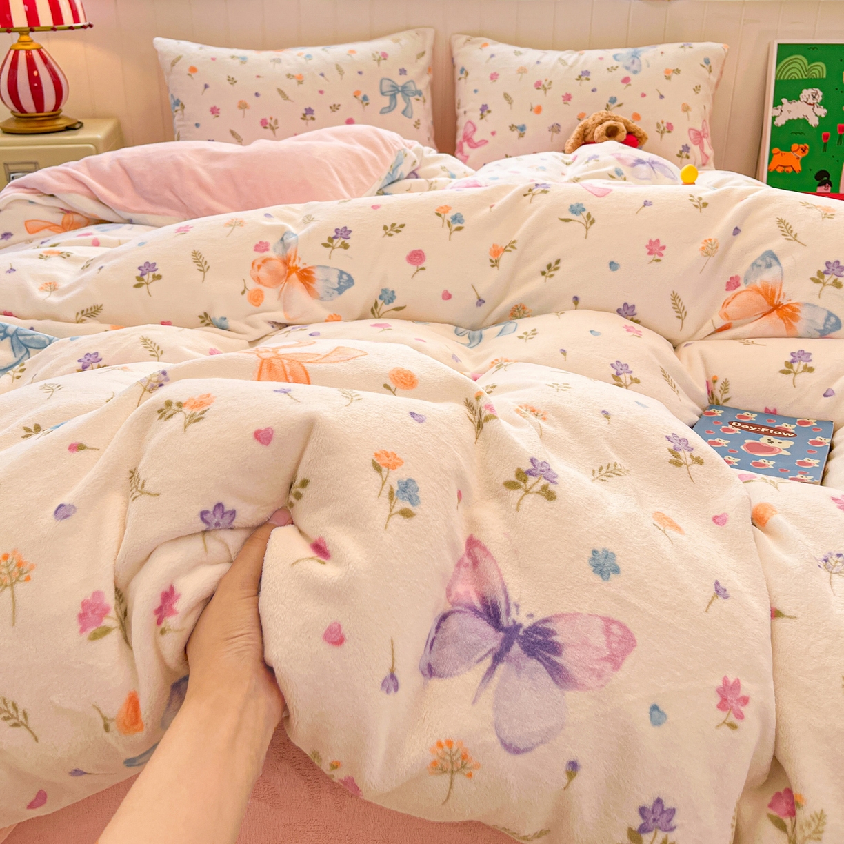 91家纺网 家纺一手货源 找家纺 佳汐蓝家纺 2025新款190克高克重牛奶绒印花四件套 羽蝶舞+奶油粉