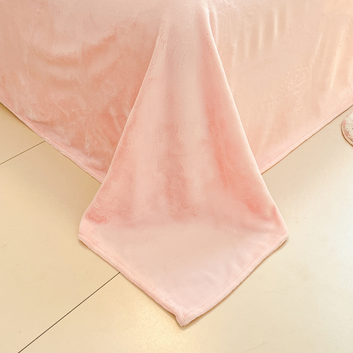 91家纺网 家纺一手货源 找家纺 佳汐蓝家纺 2025新款190克高克重牛奶绒印花四件套 羽蝶舞+奶油粉