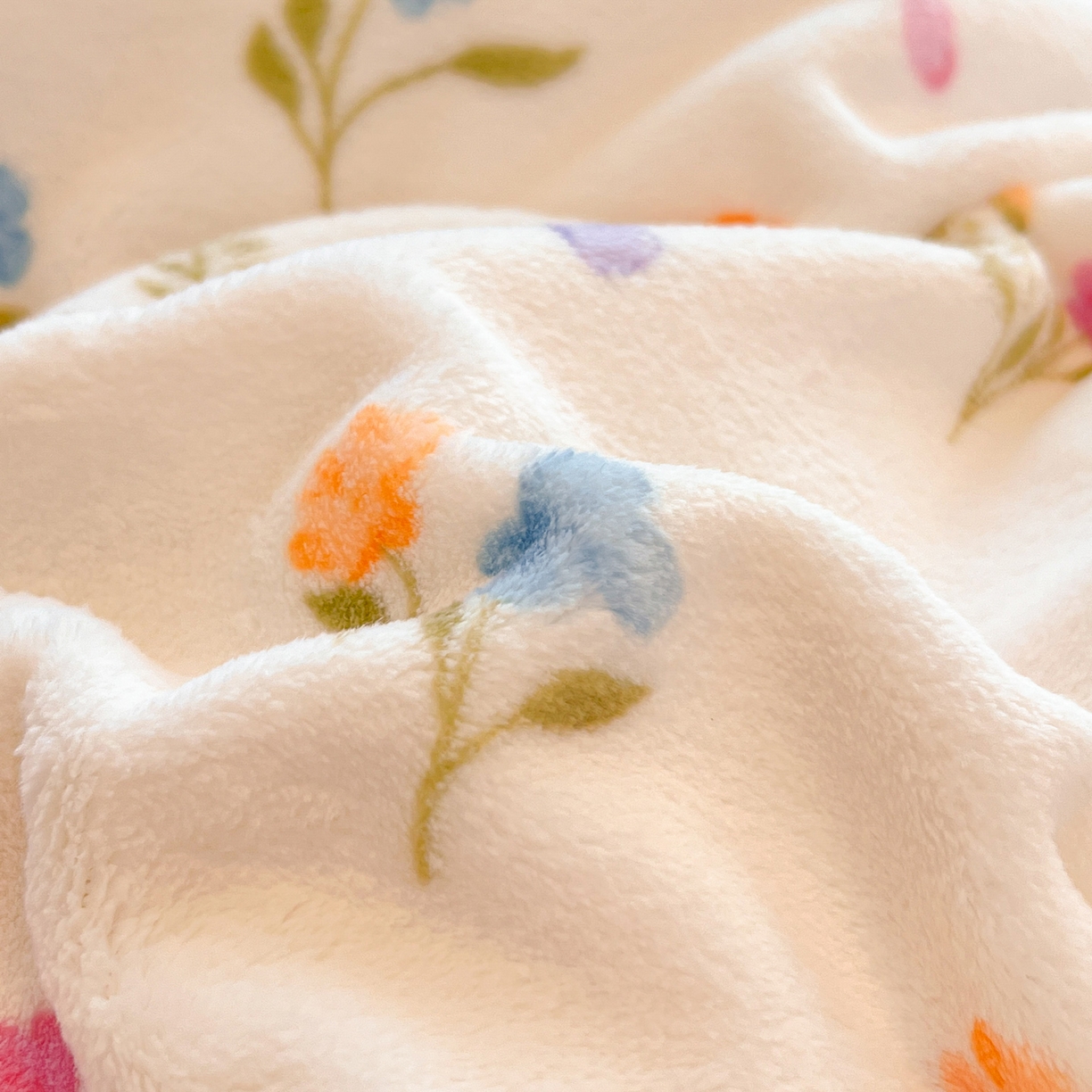 91家纺网 家纺一手货源 找家纺 佳汐蓝家纺 2025新款190克高克重牛奶绒印花四件套 羽蝶舞+奶油粉