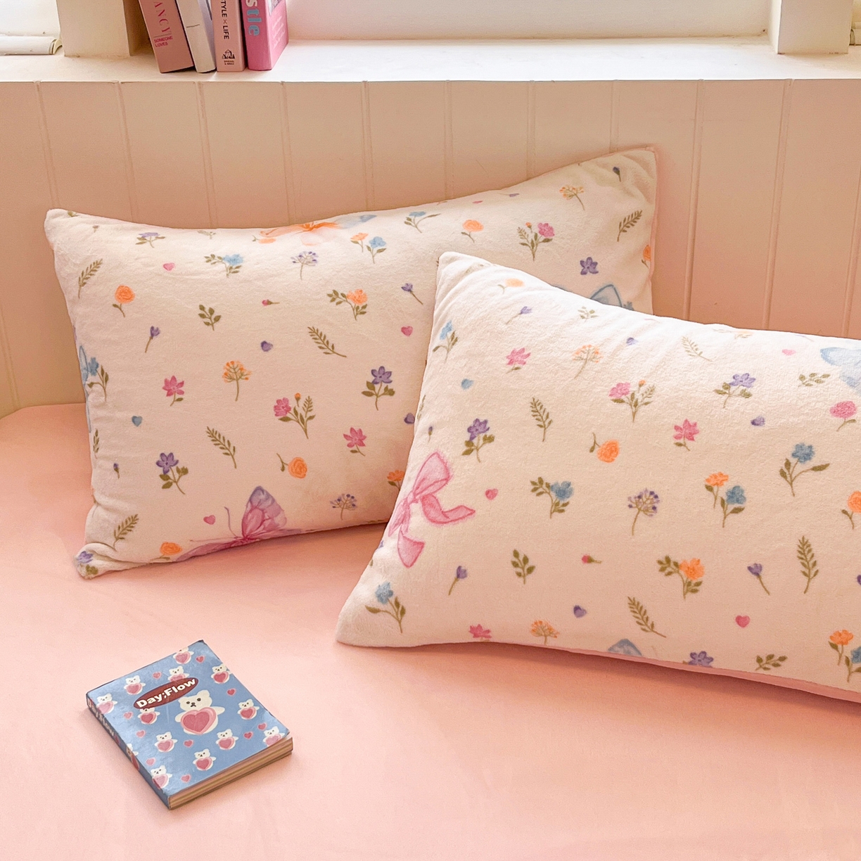 91家纺网 家纺一手货源 找家纺 佳汐蓝家纺 2025新款190克高克重牛奶绒印花四件套 羽蝶舞+奶油粉