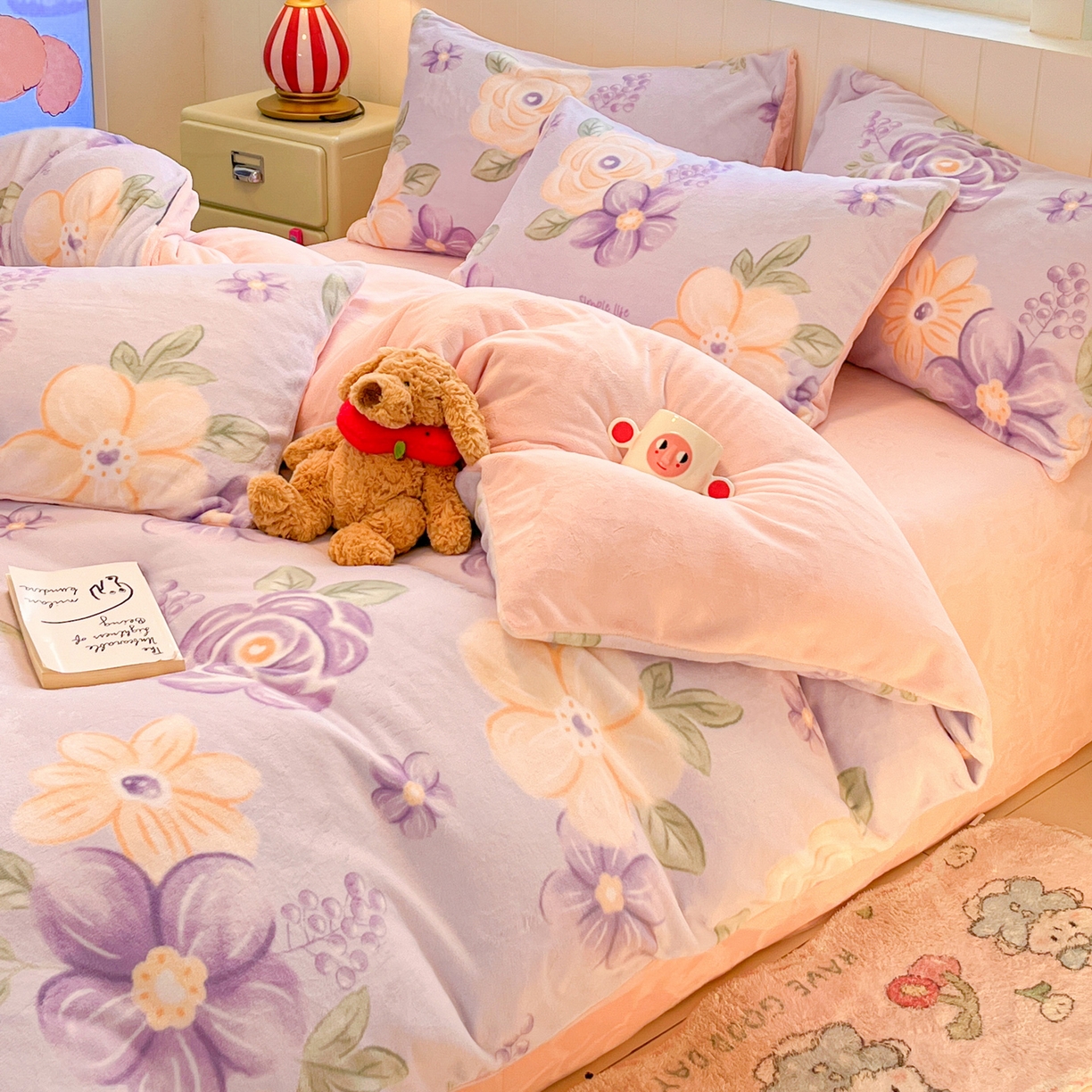 91家纺网 家纺一手货源 找家纺 佳汐蓝家纺 2025新款190克高克重牛奶绒印花四件套 紫芋花+奶油粉