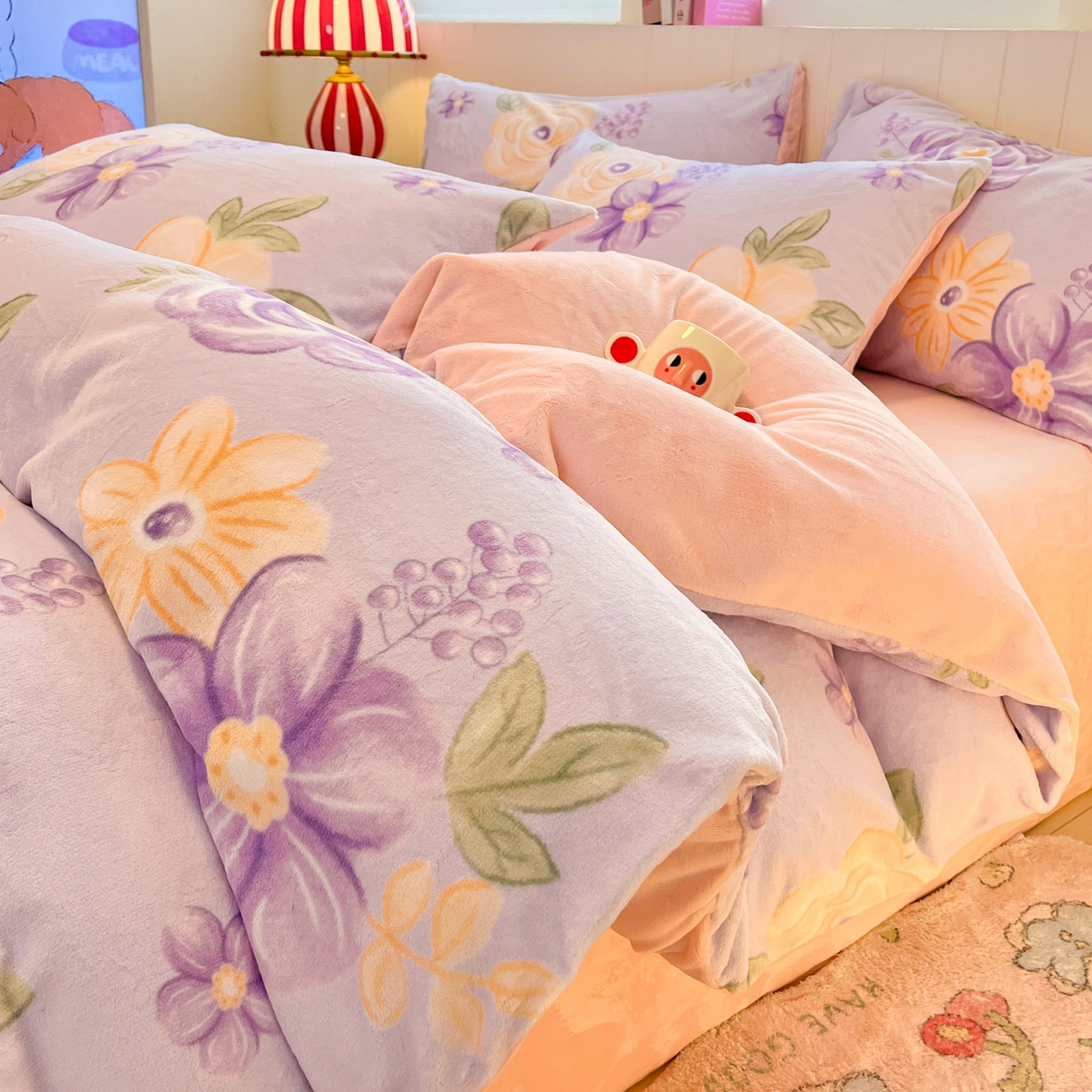 91家纺网 家纺一手货源 找家纺 佳汐蓝家纺 2025新款190克高克重牛奶绒印花四件套 紫芋花+奶油粉