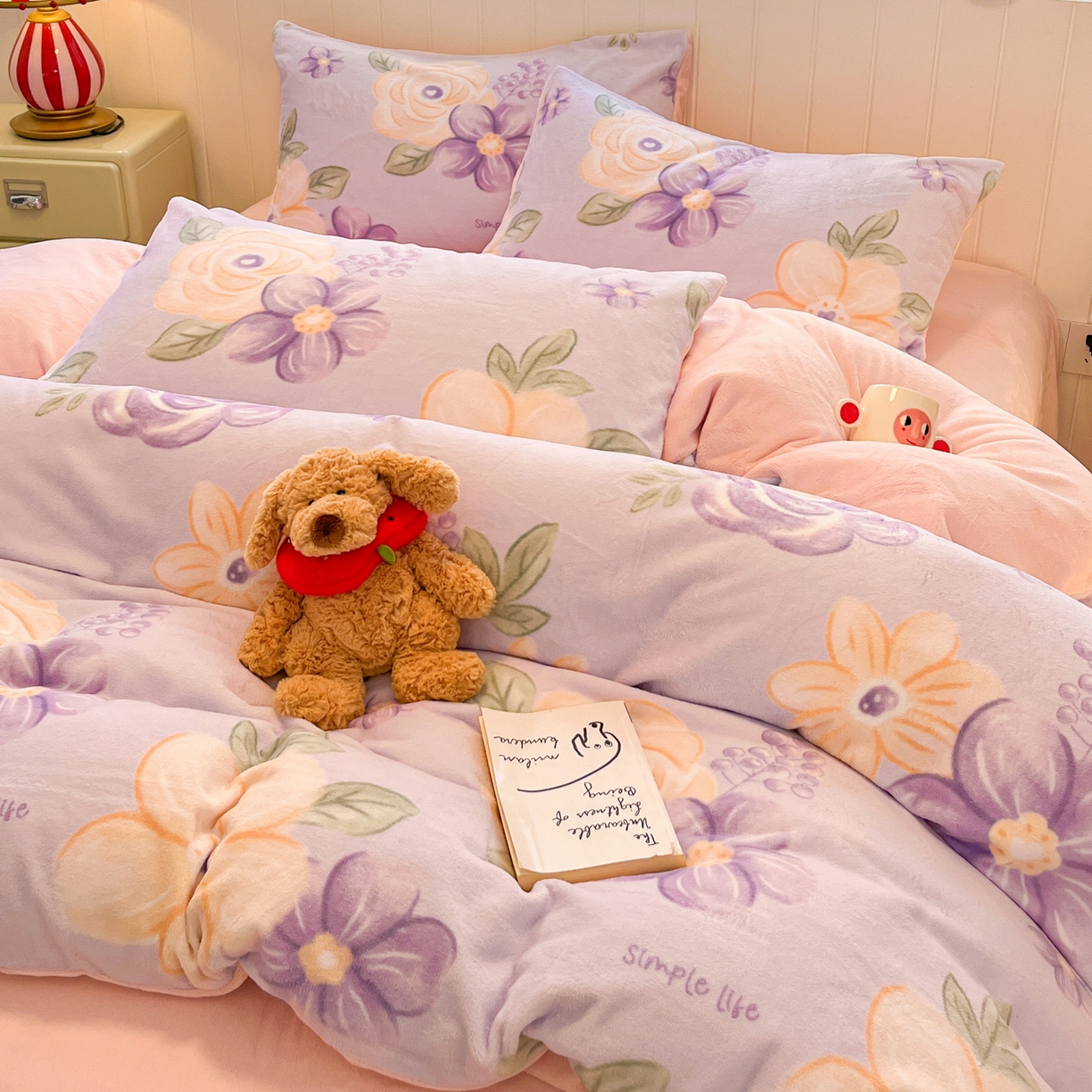 91家纺网 家纺一手货源 找家纺 佳汐蓝家纺 2025新款190克高克重牛奶绒印花四件套 紫芋花+奶油粉