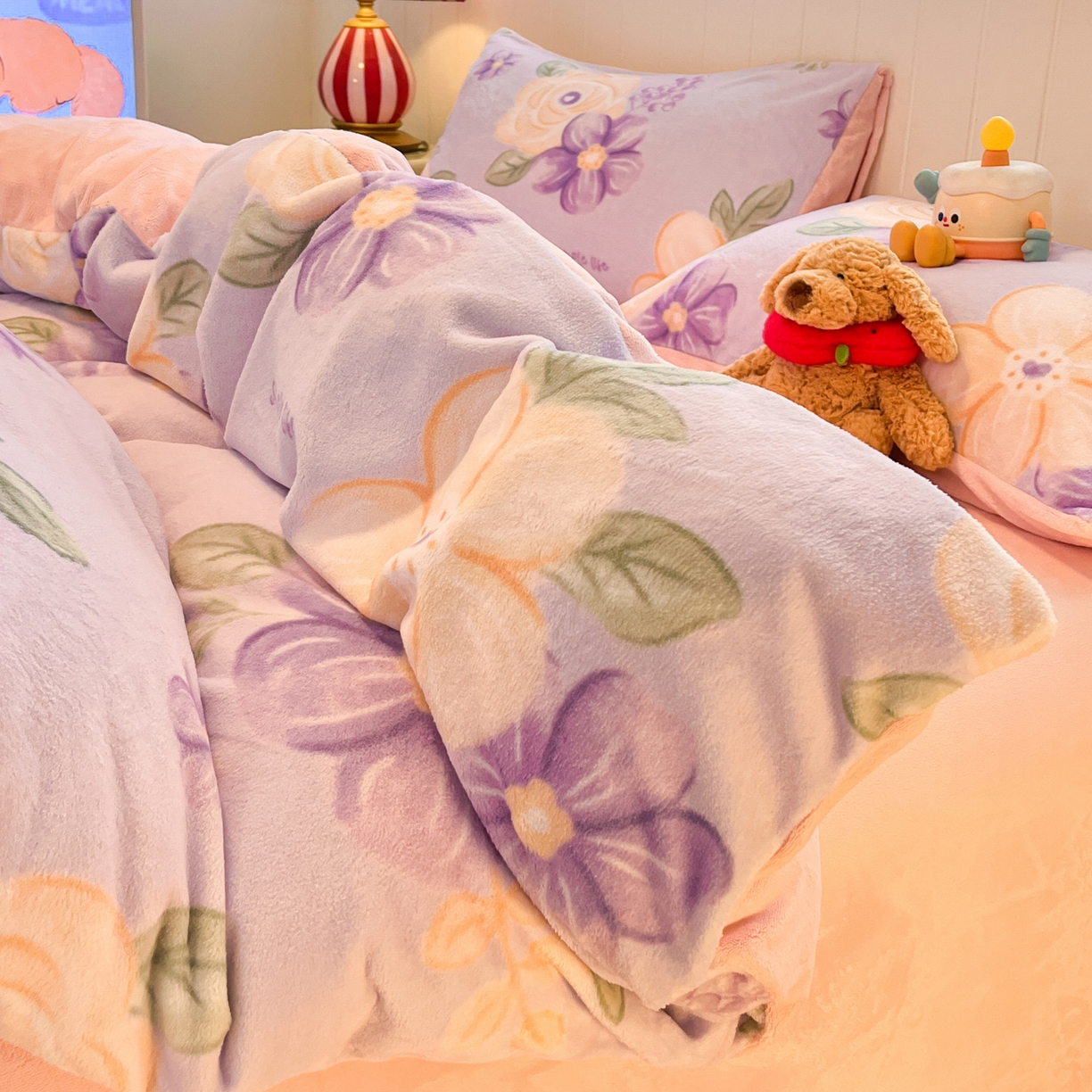 91家纺网 家纺一手货源 找家纺 佳汐蓝家纺 2025新款190克高克重牛奶绒印花四件套 紫芋花+奶油粉