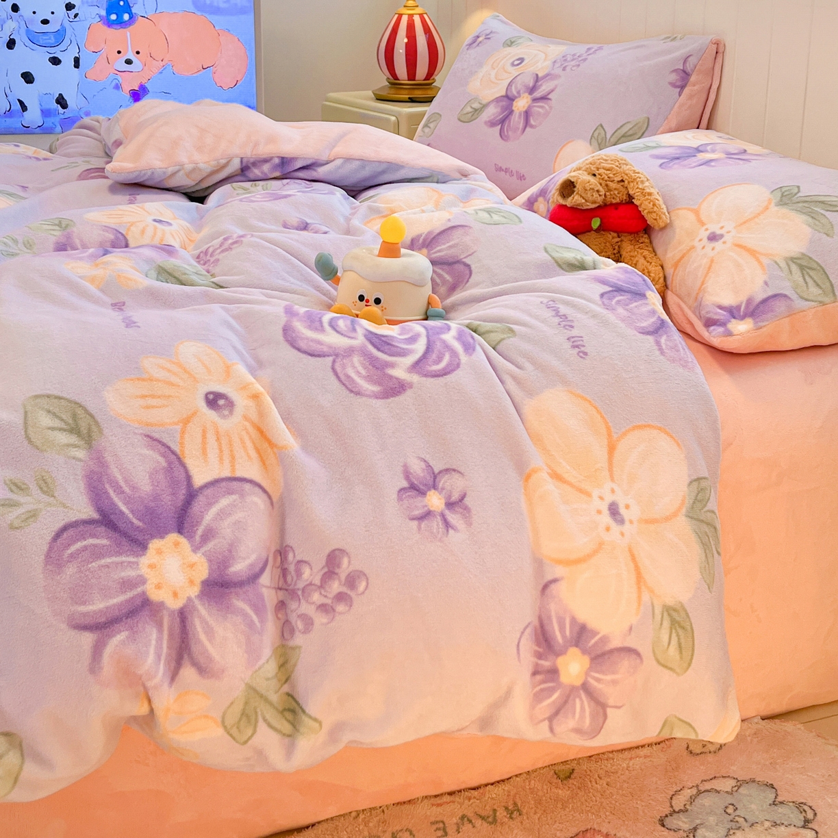 91家纺网 家纺一手货源 找家纺 佳汐蓝家纺 2025新款190克高克重牛奶绒印花四件套 紫芋花+奶油粉