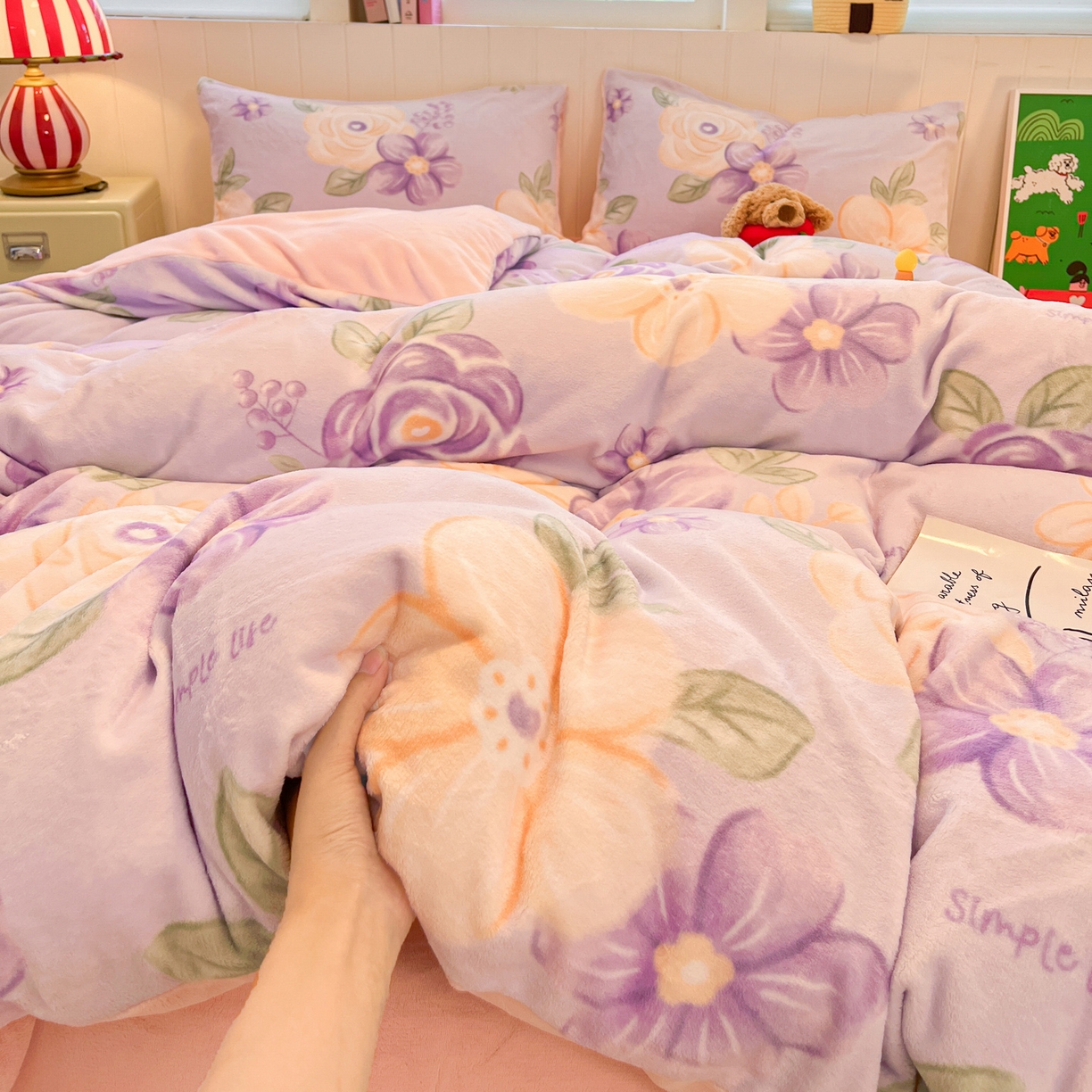 91家纺网 家纺一手货源 找家纺 佳汐蓝家纺 2025新款190克高克重牛奶绒印花四件套 紫芋花+奶油粉