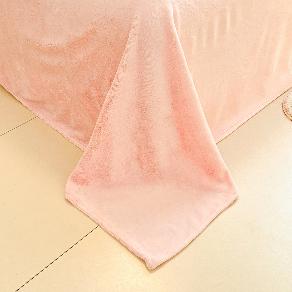 91家纺网 家纺一手货源 找家纺 佳汐蓝家纺 2025新款190克高克重牛奶绒印花四件套 紫芋花+奶油粉