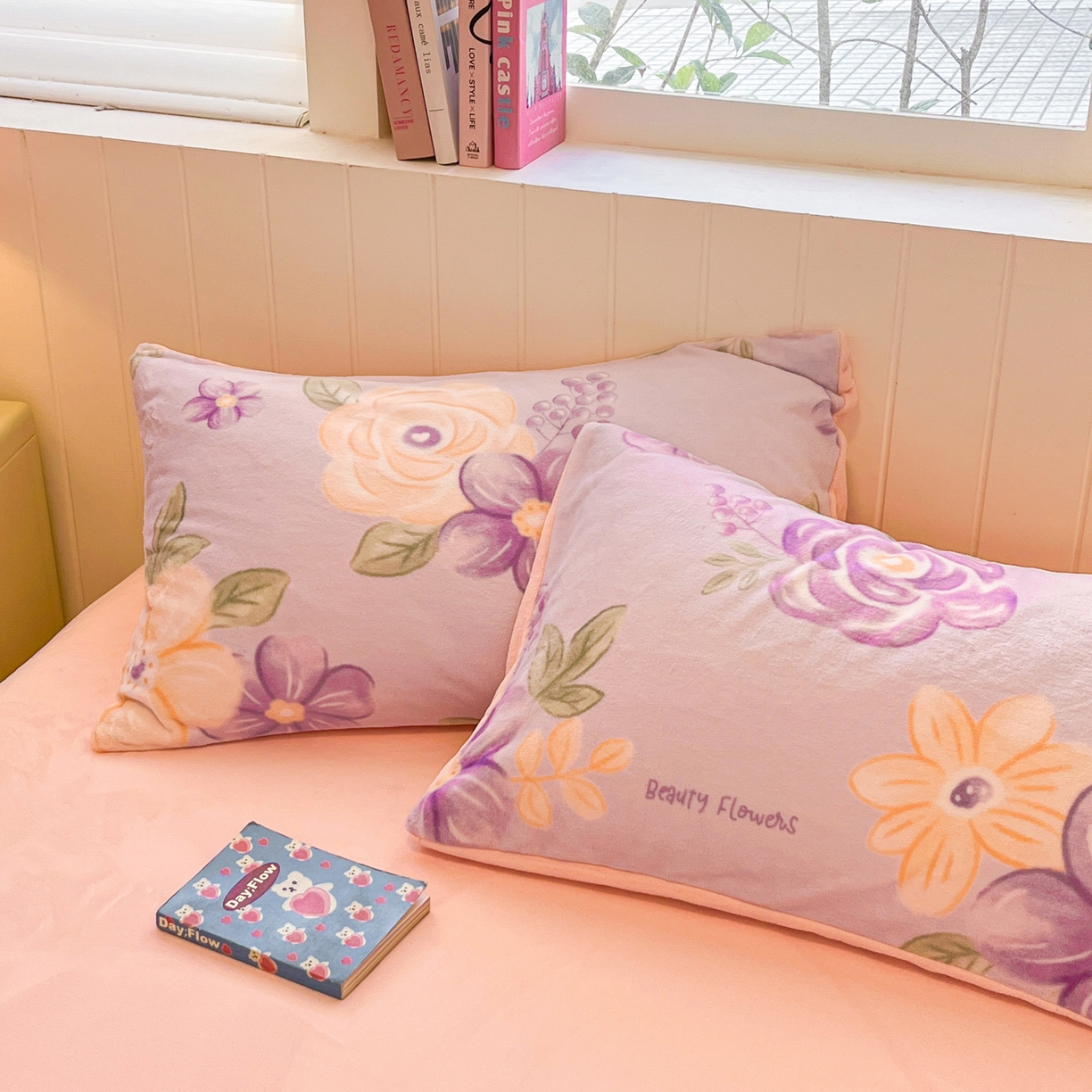 91家纺网 家纺一手货源 找家纺 佳汐蓝家纺 2025新款190克高克重牛奶绒印花四件套 紫芋花+奶油粉