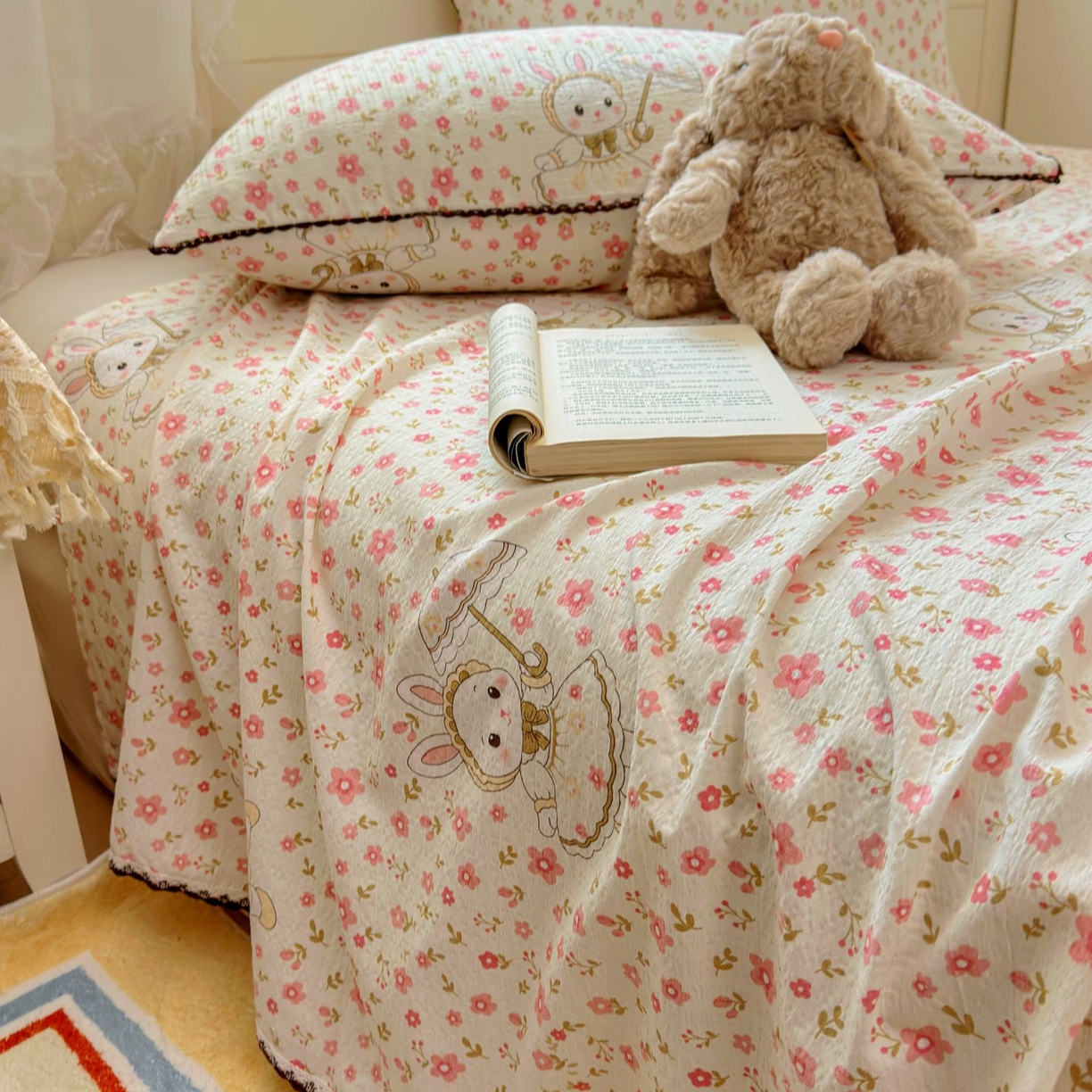 91家纺网 家纺一手货源 找家纺 优卡迪家纺馆 2025新款皱皱棉小花边床单（下载文件包含买家秀） 相见欢
