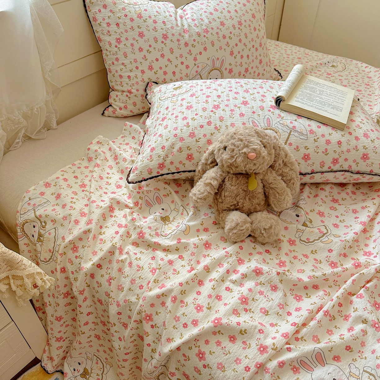 91家纺网 家纺一手货源 找家纺 优卡迪家纺馆 2025新款皱皱棉小花边床单（下载文件包含买家秀） 相见欢