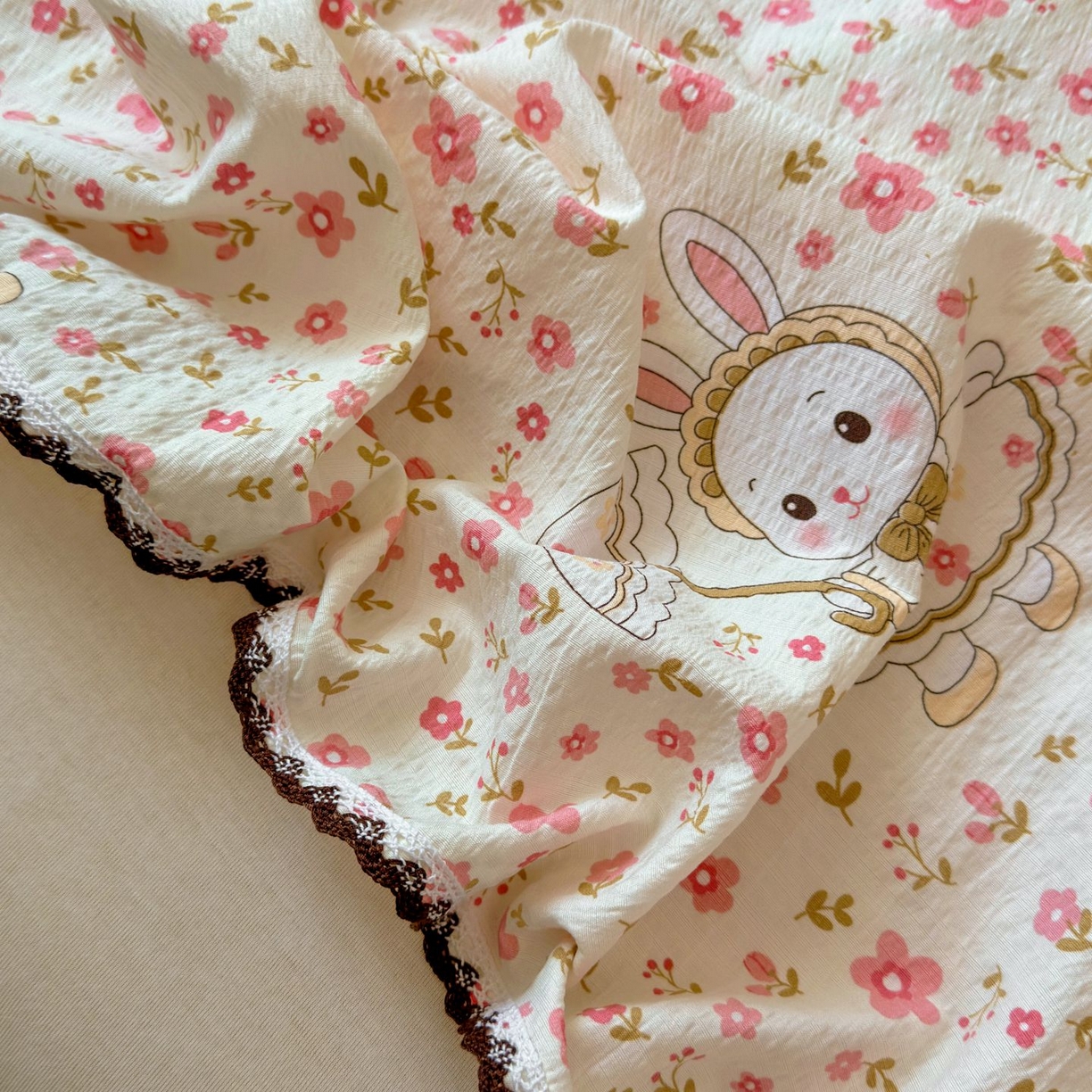 91家纺网 家纺一手货源 找家纺 优卡迪家纺馆 2025新款皱皱棉小花边床单（下载文件包含买家秀） 相见欢