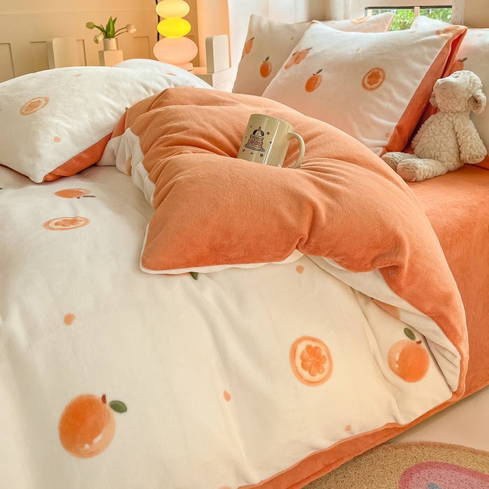 91家纺网 家纺一手货源 找家纺 佳汐蓝家纺 2025新款190克高克重牛奶绒印花四件套 橙心如意+爱玛橙