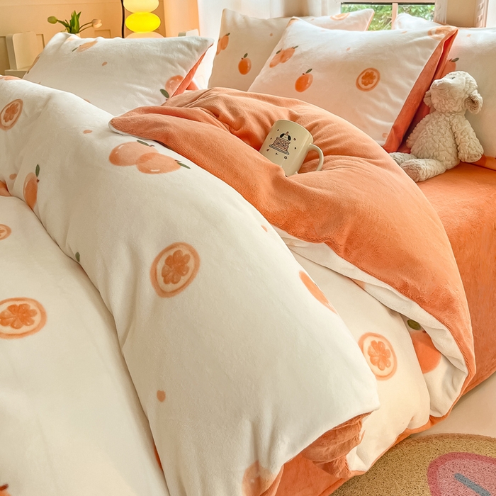 91家纺网 家纺一手货源 找家纺 佳汐蓝家纺 2025新款190克高克重牛奶绒印花四件套 橙心如意+爱玛橙