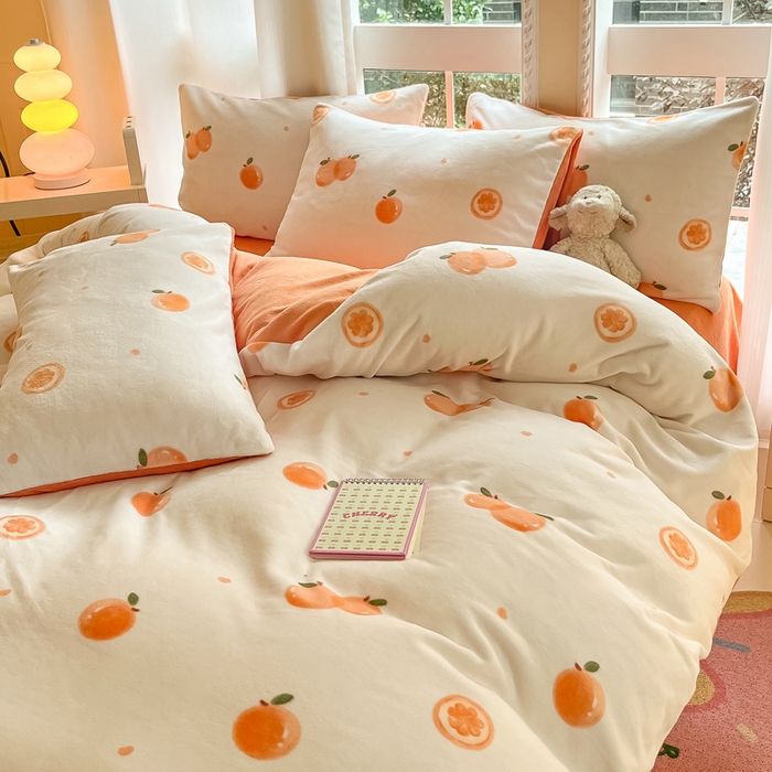 91家纺网 家纺一手货源 找家纺 佳汐蓝家纺 2025新款190克高克重牛奶绒印花四件套 橙心如意+爱玛橙