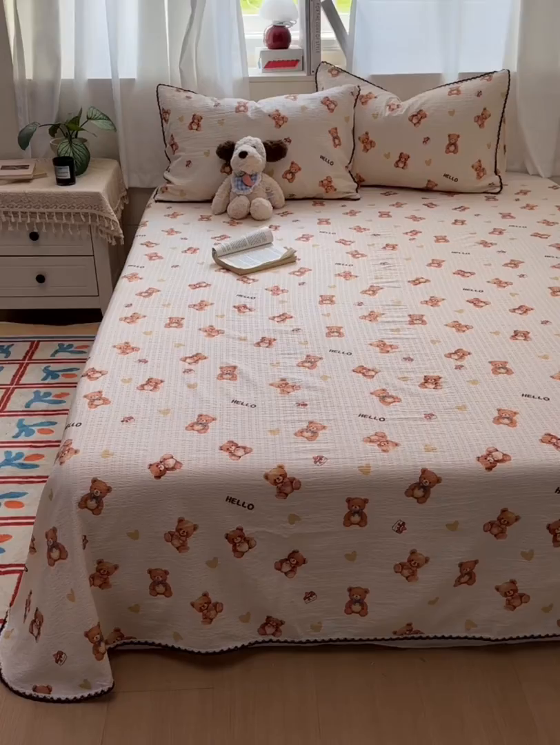91家纺网 家纺一手货源 找家纺 优卡迪家纺馆 2025新款皱皱棉小花边床单（下载文件包含买家秀） 元气小熊