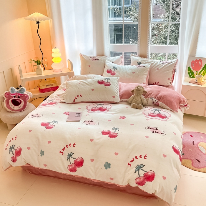 91家纺网 家纺一手货源 找家纺 佳汐蓝家纺 2025新款190克高克重牛奶绒印花四件套 粉樱桃