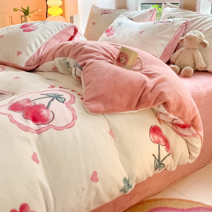 91家纺网 家纺一手货源 找家纺 佳汐蓝家纺 2025新款190克高克重牛奶绒印花四件套 粉樱桃