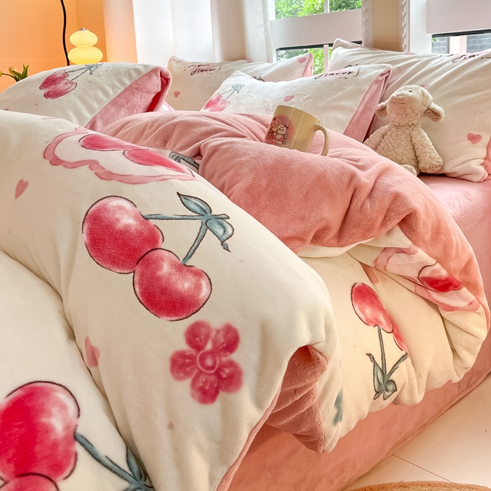 91家纺网 家纺一手货源 找家纺 佳汐蓝家纺 2025新款190克高克重牛奶绒印花四件套 粉樱桃