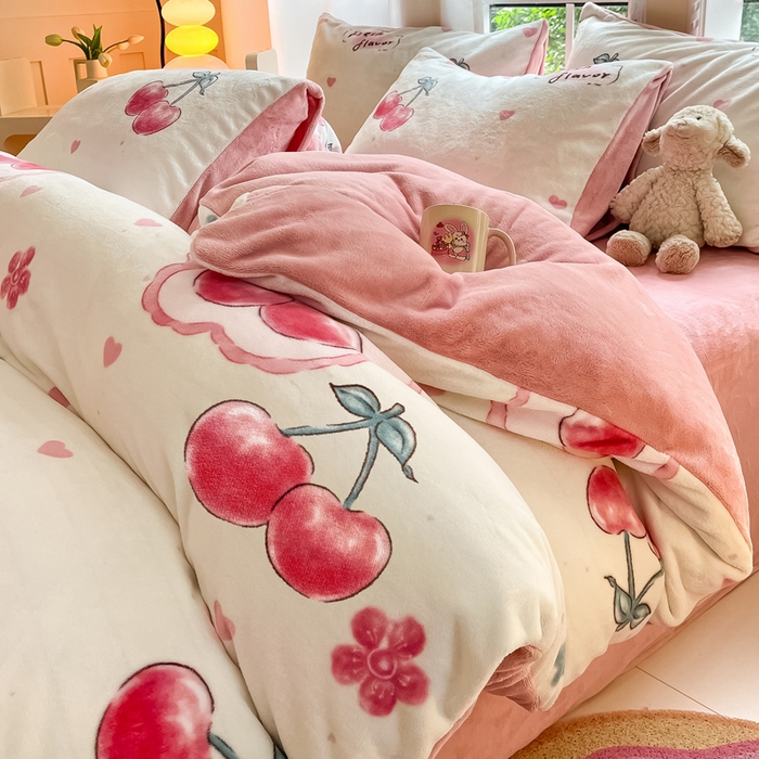 91家纺网 家纺一手货源 找家纺 佳汐蓝家纺 2025新款190克高克重牛奶绒印花四件套 粉樱桃