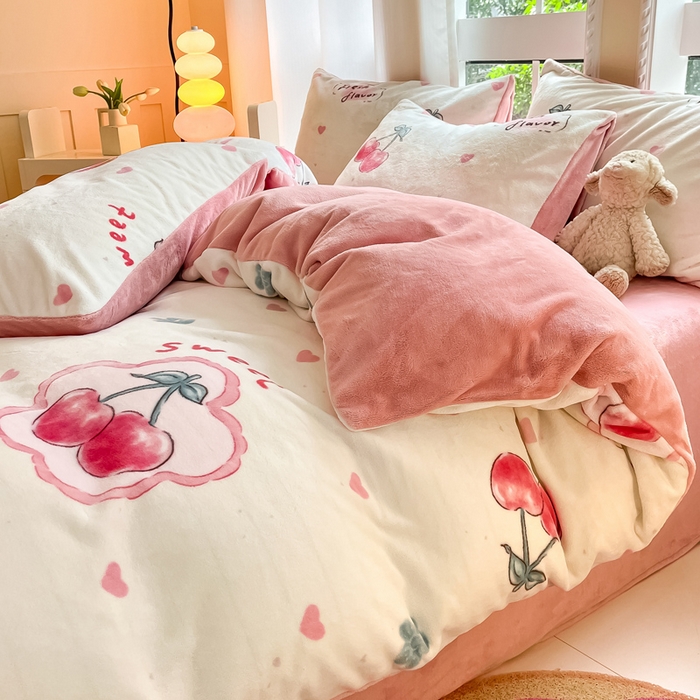 91家纺网 家纺一手货源 找家纺 佳汐蓝家纺 2025新款190克高克重牛奶绒印花四件套 粉樱桃