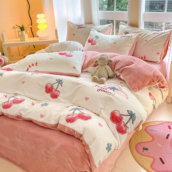 91家纺网 家纺一手货源 找家纺 佳汐蓝家纺 2025新款190克高克重牛奶绒印花四件套 粉樱桃