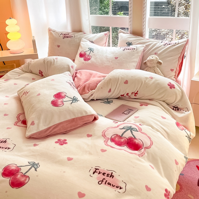 91家纺网 家纺一手货源 找家纺 佳汐蓝家纺 2025新款190克高克重牛奶绒印花四件套 粉樱桃