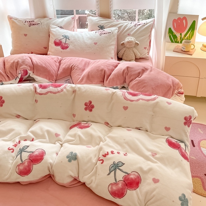 91家纺网 家纺一手货源 找家纺 佳汐蓝家纺 2025新款190克高克重牛奶绒印花四件套 粉樱桃