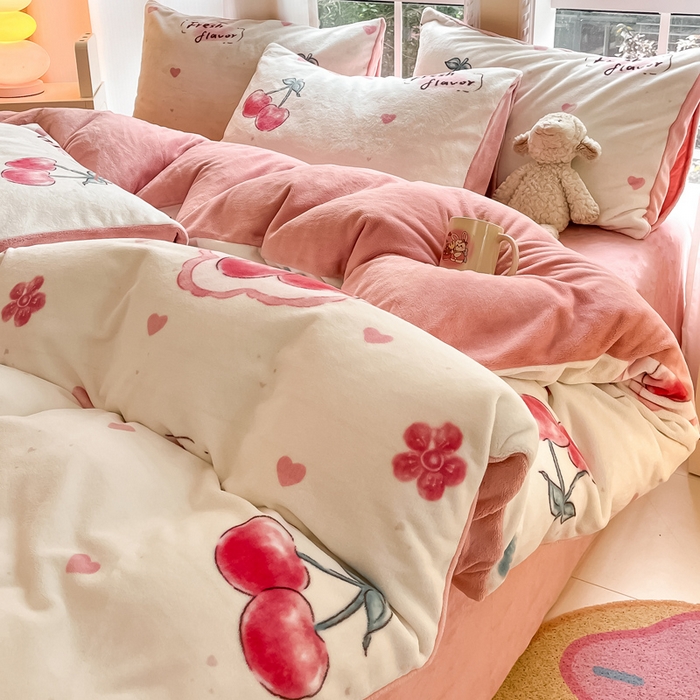 91家纺网 家纺一手货源 找家纺 佳汐蓝家纺 2025新款190克高克重牛奶绒印花四件套 粉樱桃