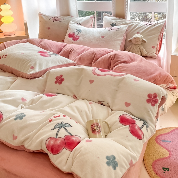 91家纺网 家纺一手货源 找家纺 佳汐蓝家纺 2025新款190克高克重牛奶绒印花四件套 粉樱桃