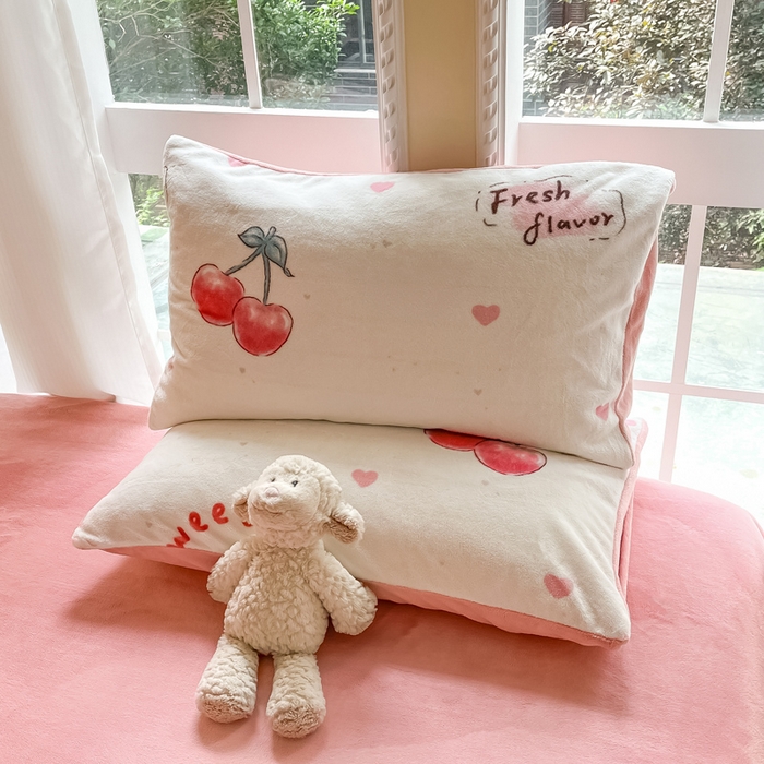 91家纺网 家纺一手货源 找家纺 佳汐蓝家纺 2025新款190克高克重牛奶绒印花四件套 粉樱桃