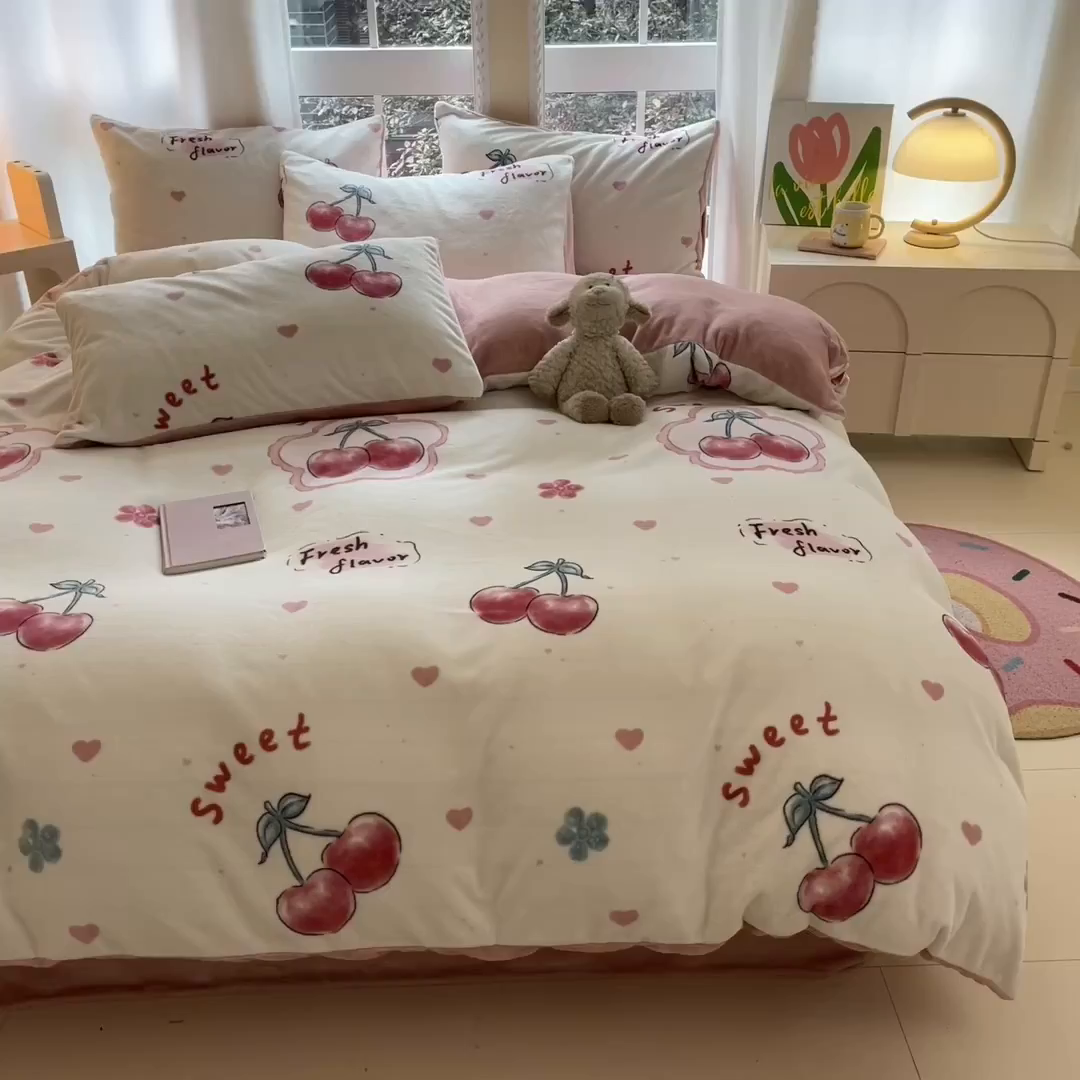 91家纺网 家纺一手货源 找家纺 佳汐蓝家纺 2025新款190克高克重牛奶绒印花四件套 粉樱桃