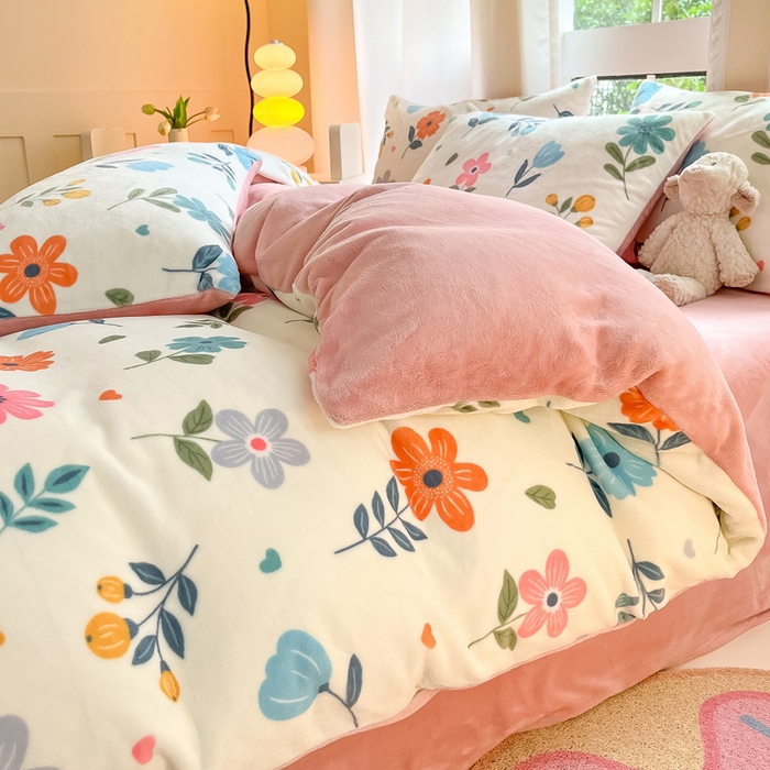 91家纺网 家纺一手货源 找家纺 佳汐蓝家纺 2025新款190克高克重牛奶绒印花四件套 花漫舞+梅子粉